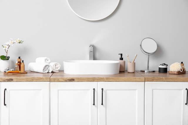 Organização e praticidade no banheiro com design moderno (Créditos: Shutterstock).