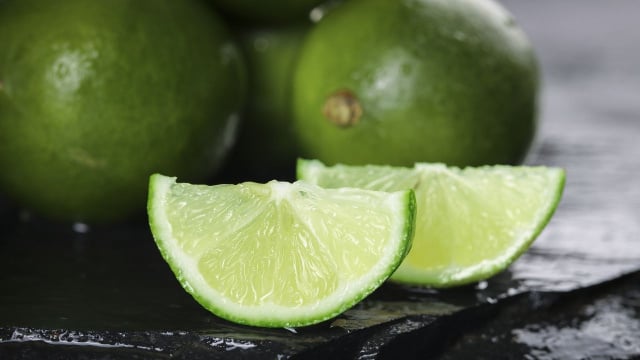 O limão é rico em vitamina C, o que pode trazer efeitos positivos para a saúde (Créditos: Shutterstock)