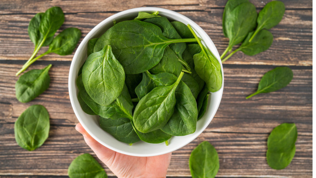 É por isso que comecei a comer espinafre diariamente: cru ou cozido, vai bem na omelete, salada, suco ou como acompanhamento do prato principal mesmo, cada dia como de um jeito!