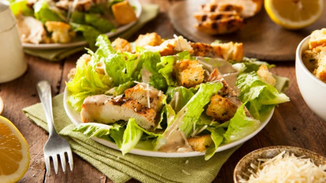 Refrescante e perfeita para um dia mais quente, essa salada pode ser o seu jantar (Créditos: Shutterstock)