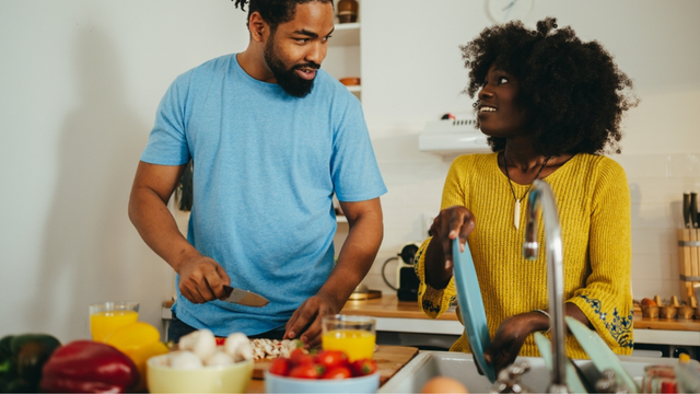 Segundo a psicologia, pessoas que arrumam tudo enquanto cozinham têm estes 8 traços de personalidade