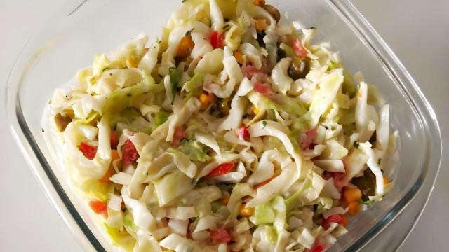 Facilidade de preparo é o sinônimo dessa salada de repolho com maionese. (Créditos: TudoGostoso)