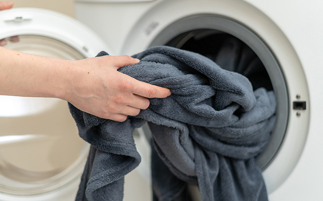 O erro que muita gente comete ao lavar mantas e cobertores no inverno: e aqui está a solução de especialista!
