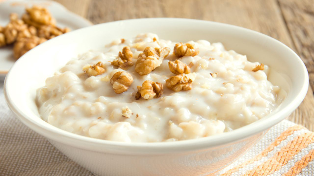 Com esse tempinho, nada como um mingau de aveia cremoso para aquecer a noite: o segredo está em um ingrediente inusitado!