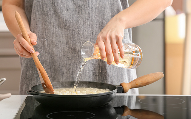 Esse erro cometido por muitas pessoas pode estar deixando seu arroz com gosto de velho