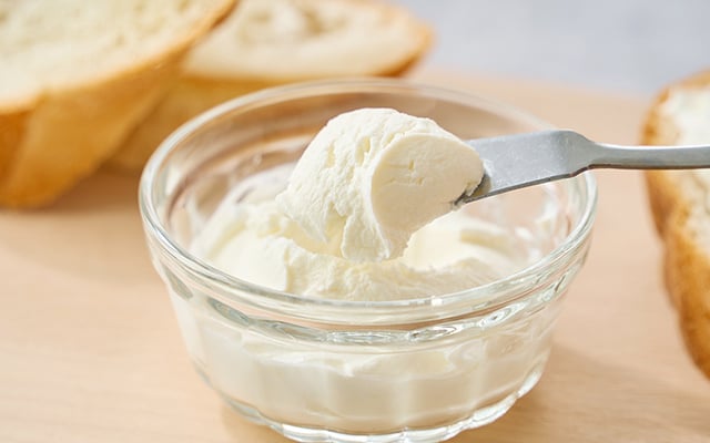 Faça você mesmo em vez de comprar: cream cheese caseiro com só 3 ingredientes e muito mais barato