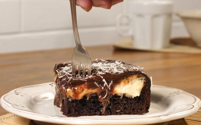 Esse bolo tem uma explosão de sabores (Créditos: TudoGostoso)