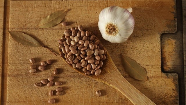A clássica combinação de alho, cebola e louro pode dar espaço a outros sabores na hora de temperar o feijão de sempre (Créditos: Shutterstock)