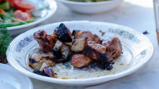 Vale usar carne bovina, frango, linguiça e até queijo coalho para preparar o bolinho de churrasco (Créditos: Shutterstock)