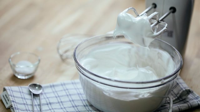 Para dar certo, o segredo da receita está em acertar o ponto das claras na batedeira (Créditos: Katerina Holmes/Pexels)