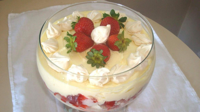 Gelado de morango finalizado com suspiros e morangos inteiros em taça (Créditos: TudoGostoso/Juliana Sguarezi)