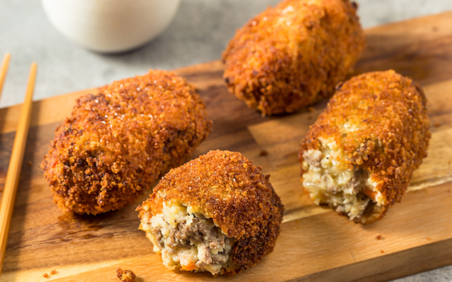 Tem carne moída sobrando? Aproveite as sobras para fazer korokke, bolinho de carne crocante que é a versão japonesa do croquete