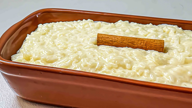 Fogo baixo e atenção à panela ajudam a evitar que o arroz doce grude ou queime. (créditos: Shutterstock)