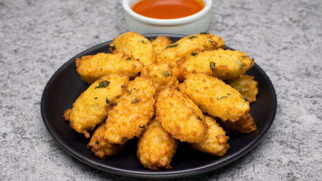 A receita que sempre salva o meu arroz amanhecido: bolinho de arroz crocante por fora e macio por dentro
