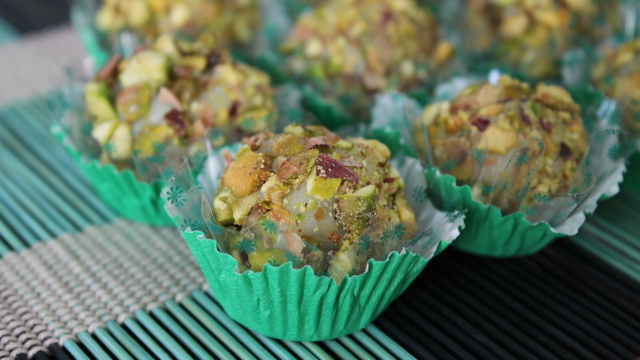 Brigadeiro de pistache em bolinhas envoltos por pistache triturado (Créditos: TudoGostoso)
