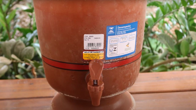 Se você tem filtro de barro em casa, precisa saber o que são as manchas brancas que aparecem por fora dele