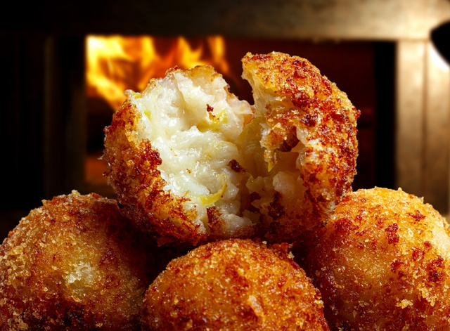 Bolinho de arroz com queijo: aprenda a fazer este aperitivo que é uma explosão de sabor