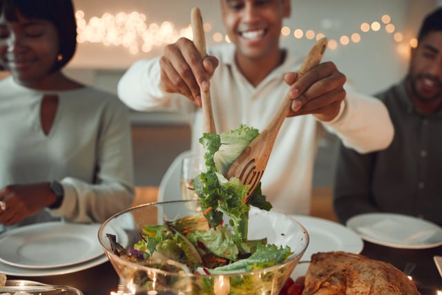 3 dicas de etiqueta à mesa essenciais para fazer bonito ao jantar na casa de amigos