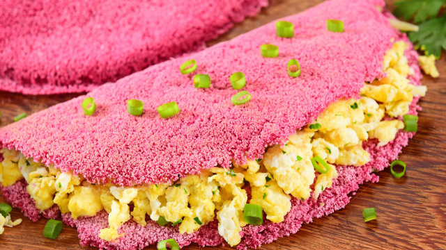 Às quartas comemos rosa: tapioca de beterraba para um lanche nutritivo e no clima do mês de conscientização para o controle do câncer de mama