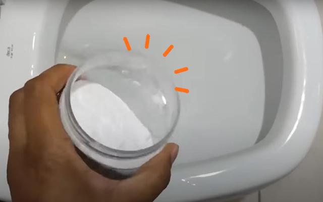 Adeus cheiro de xixi no vaso sanitário um dia depois que você limpa: o segredo é usar esse produto que você nunca pensou em usar na limpeza banheiro