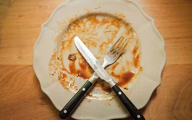 O que significa deixar os talheres em formato de X depois de comer? Mensagem pouco conhecida é uma comunicação silenciosa com garçons