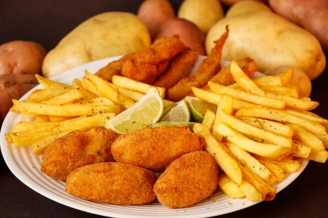 Bolinho de bacalhau ou violinha com fritas, do restaurante Terra e Mar. (Foto: Divulgação)