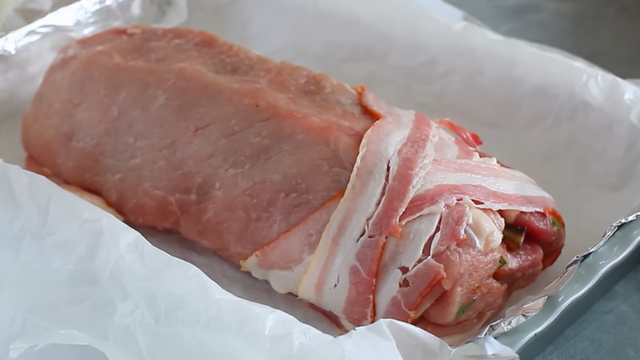 Tiras de bacon deixam o lombo não só muito saboroso, mas também muito bonito. (créditos: Reprodução/Youtube Receitas Fáceis e Deliciosas)