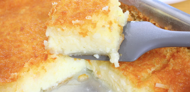Nem bolo de fubá, nem bolo de cenoura: esse bolo de coco cremoso é o maior sucesso no café da tarde aqui de casa
