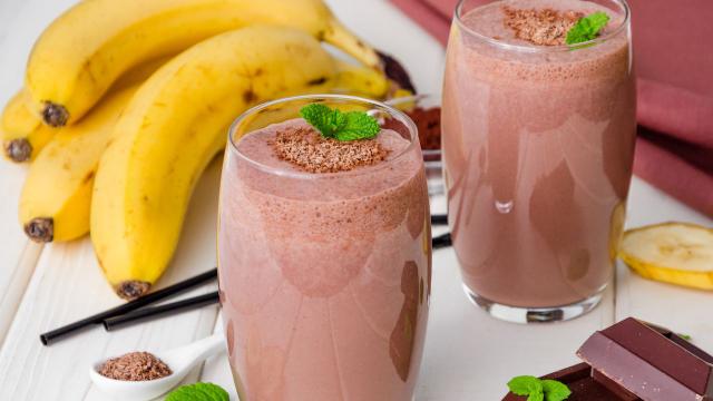 Essa vitamina de banana nanica com cacau é o meu lanche todos os dias: me sacia, é fácil de fazer e ainda fica docinha