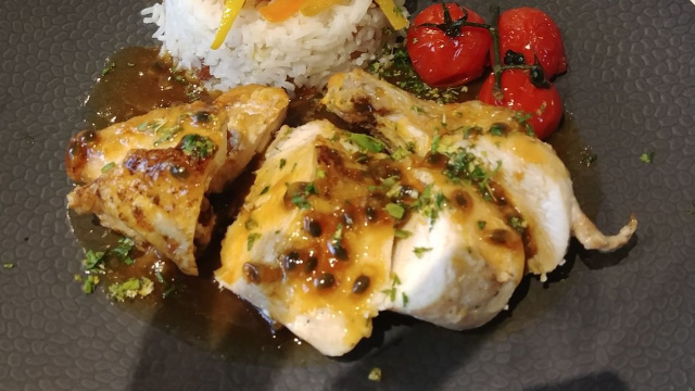 Se você acha que frango não combina com a fruta, espere até provar esse filé de frango ao molho de maracujá (Créditos: Shutterstock)