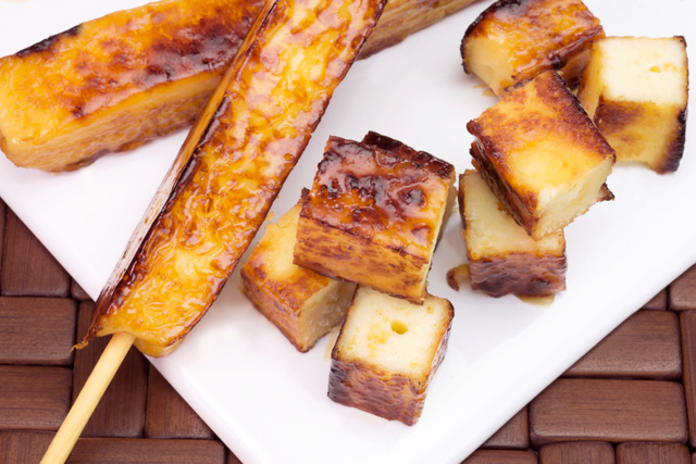  Queijo coalho com melado e castanhas. (créditos: Shutterstock)