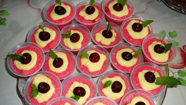 Sobremesa light com gelatina em copos descartáveis decorados com creme, cereja e folha de hortelã (Créditos: TudoGostoso/Marluce Fagotti de Paiva)