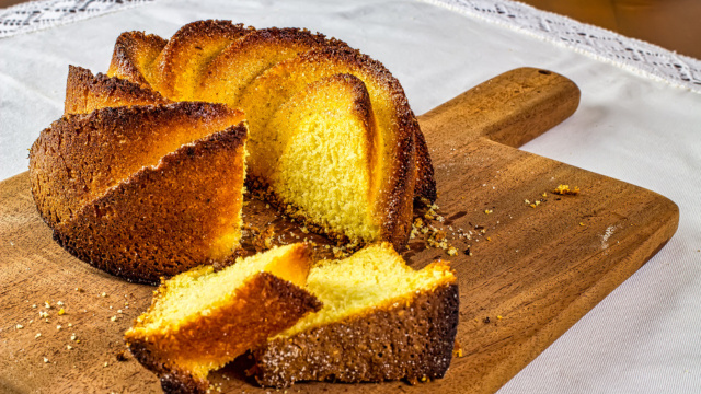 Toda vez que eu faço essa receita de bolo simples de laranja não sobra um pedaço