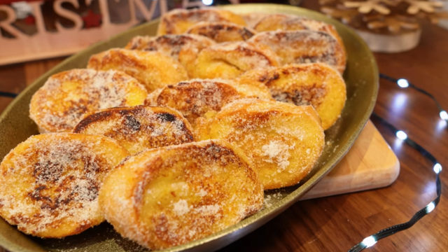 A melhor receita de rabanada das galáxias: sem fritura, nem sujeira, fica com crostinha por fora e molhadinha por dentro, parecendo pudim