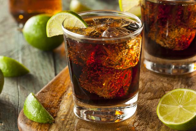 Cuba libre brasileira: descubra a história do drink Samba em Berlim e como fazer em casa