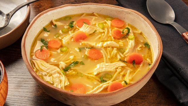 Canja é uma janta quentinha, deliciosa e fácil: prepare em casa o quanto antes para se aquecer em meio ao frio