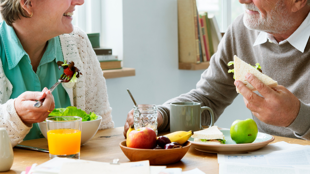 O mais importante não é quantas vezes você se alimenta, mas a quantidade total. (Créditos: Canva)