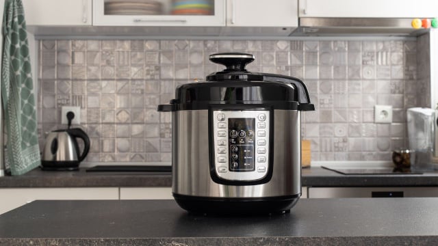 A panela de pressão elétrica vem se tornando cada vez mais comum nas cozinhas pela versatilidade (Créditos: Shutterstock)