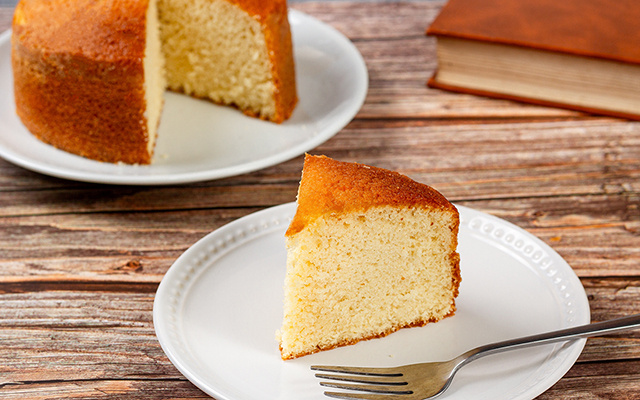 Só água e alguns minutos: sem ovos e sem manteiga, preparo o bolo mais leve e delicioso de todos
