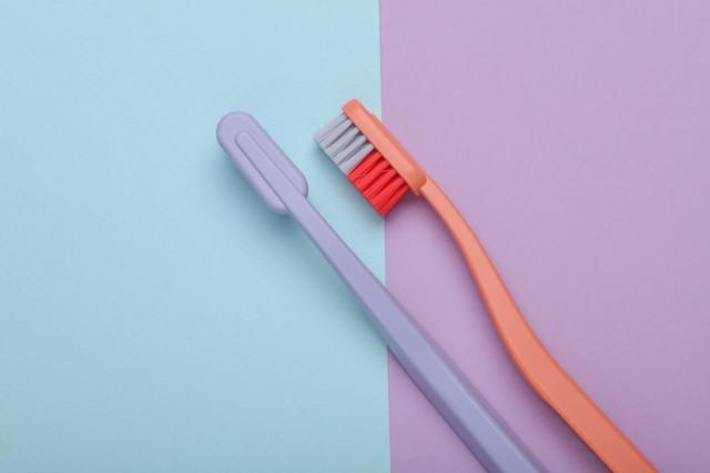 Adeus escova de dentes suja: poucos sabem, mas esse é o melhor jeito de guardar a escova e evitar infecções bacterianas