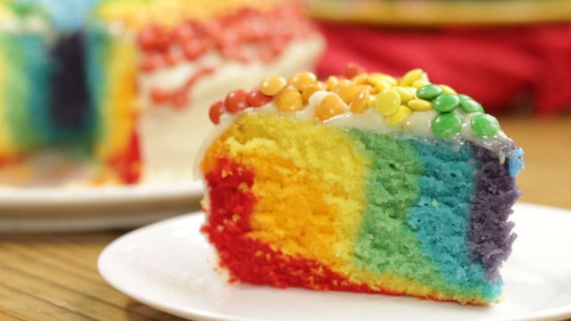 Como fazer bolo arco-íris do TudoGostoso: o passo a passo fácil para camadas coloridas e massa deliciosa que vai deixar todos mundo de boca aberta na hora de cortar e de comer