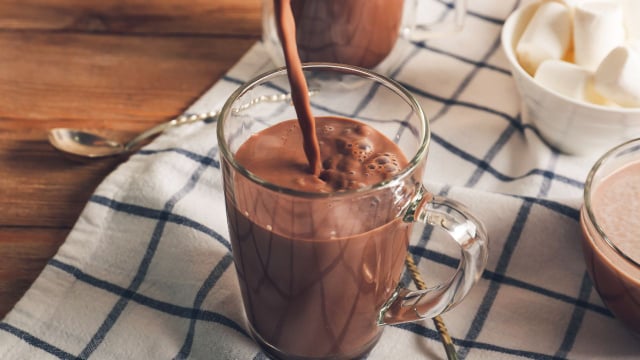 A escolha dos ingredientes e algumas técnicas de preparo garantem um chocolate quente cremoso de verdade (Créditos: Shutterstock)