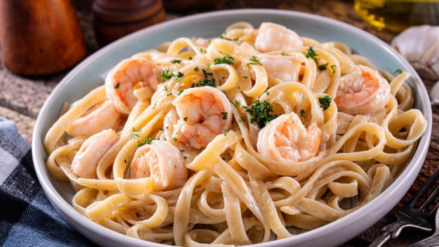 Aprenda como fazer macarrão com camarão cremoso al dente, com molho encorpado e preparo fácil. Receita prática e perfeita para o dia a dia