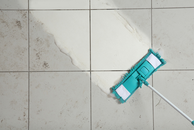 Adeus, manchas no chão! A mistura simples para limpar piso de porcelanato e cerâmica de forma profunda e sem gastar muito