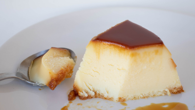 Flan de coco: sobremesa fica pronta para ir ao forno em apenas 2 minutos, nem precisa de liquidificador