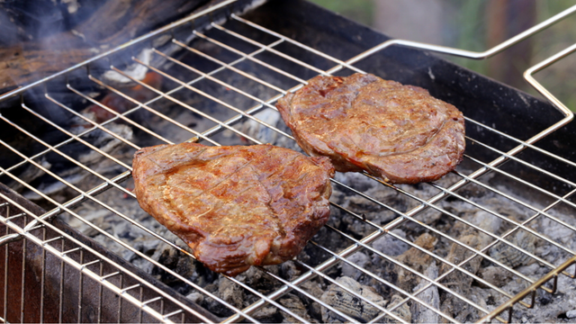 Adeus marinada: churrasqueiros defendem que a carne só precisa de um ingrediente quando feita na grelha