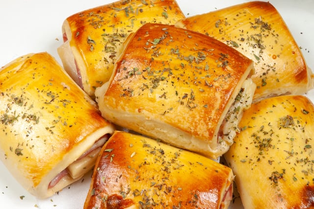 Melhor que o da padaria: esse joelho de queijo e presunto tem recheio em cada mordida e virou meu lanche favorito