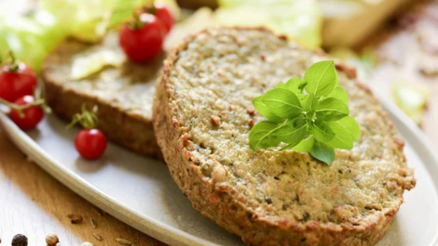 Experimente esse hambúrguer no preparo de um lanche delicioso com pão e salada (Créditos: TudoGostoso)