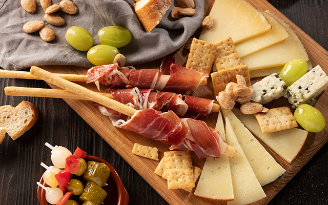 Tábuas de frios digna de profissional: 8 truques de montagem para impressionar os convidados