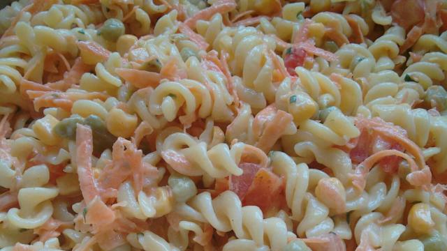 A salada de macarrão com peito de frango e molho agrada a todos. (Créditos: TudoGostoso/Lilian Minichello)